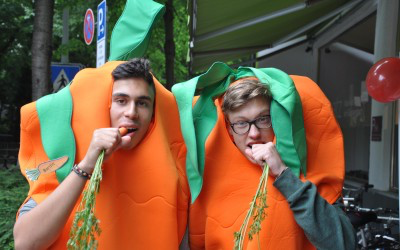 KLIMASCHUTZ TRIFFT FAIREN HANDEL: CARROTMOB IN LEMWERDER